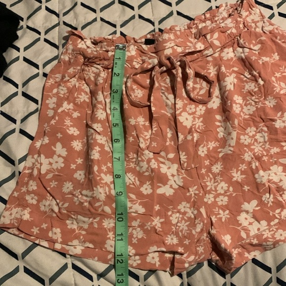 Pink floral stretchy waist with tie belt floral medium shorts with pockets - Picture 7 of 8